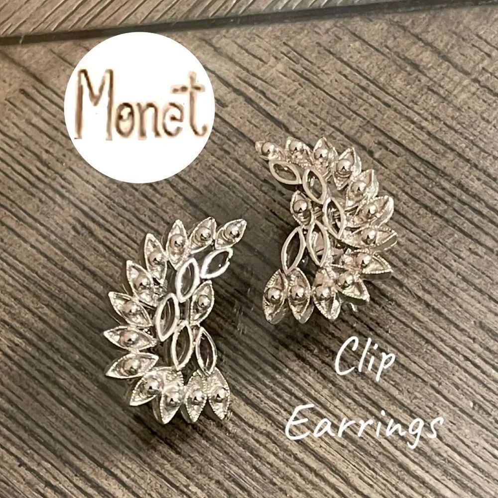 Vintage Monet Elegant Silver-tone Leaf Clip Earrings